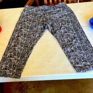 Casablanca Large ladies capris. Cotton and spandex. No buttons or zippers.